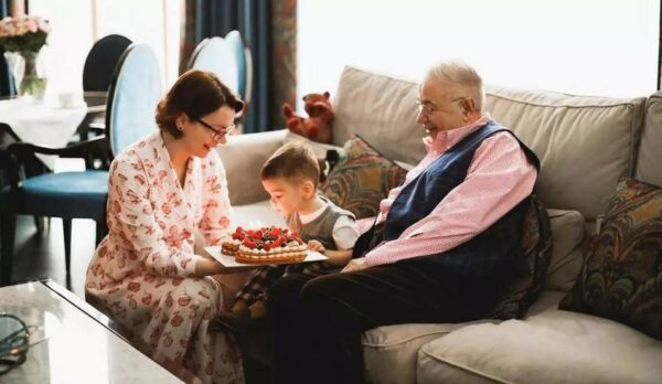 Евгений Ваганович старается как можно больше времени проводить с женой и сыном