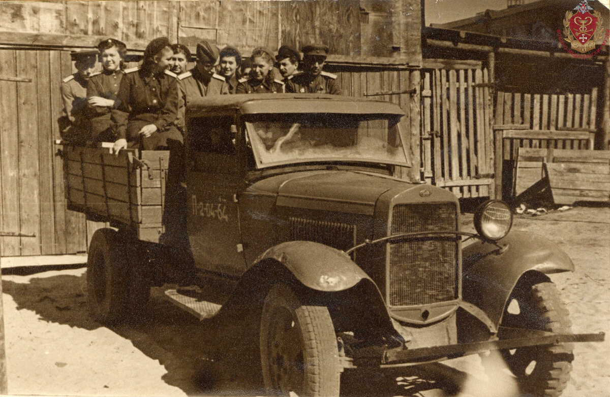 Слушатели КУМС (Курсы усовершенствования медицинского состава) отъезжают на машине на полевые занятия. Город Куйбышев, 1941-1944 г.