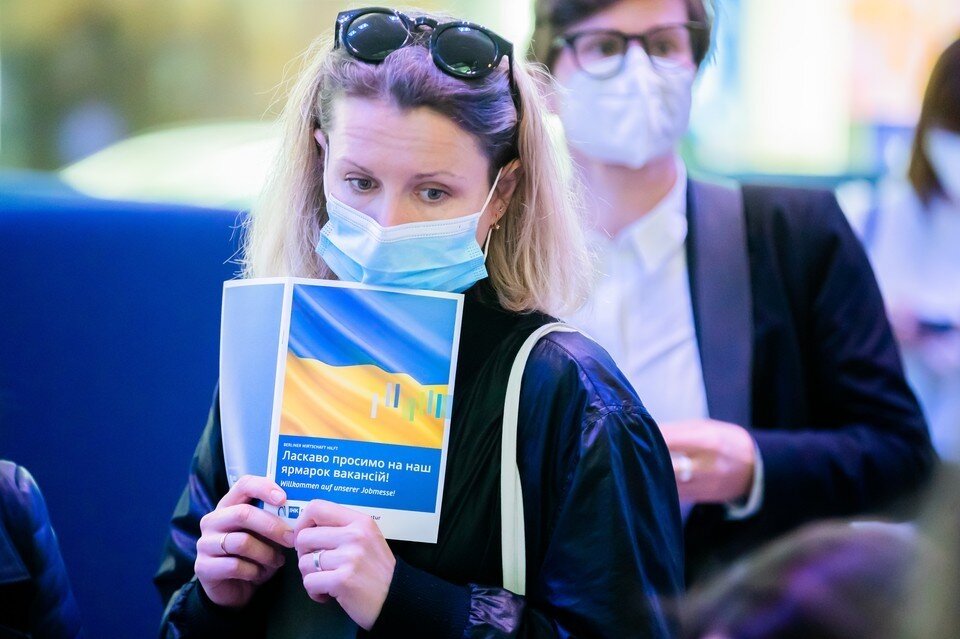     Украинская беженка на ярмарке вакансий в Германии  GLOBAL LOOK PRESS