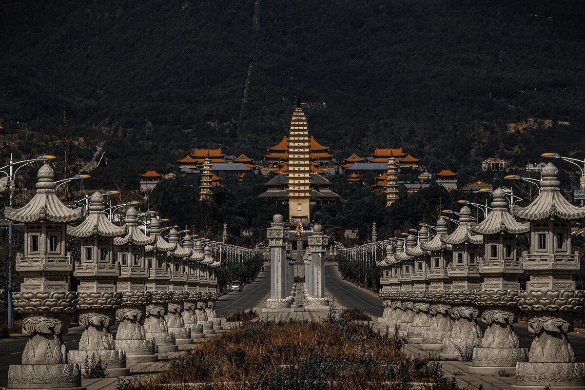 3 пагоды священного храма Чуншэн (崇圣寺三塔)