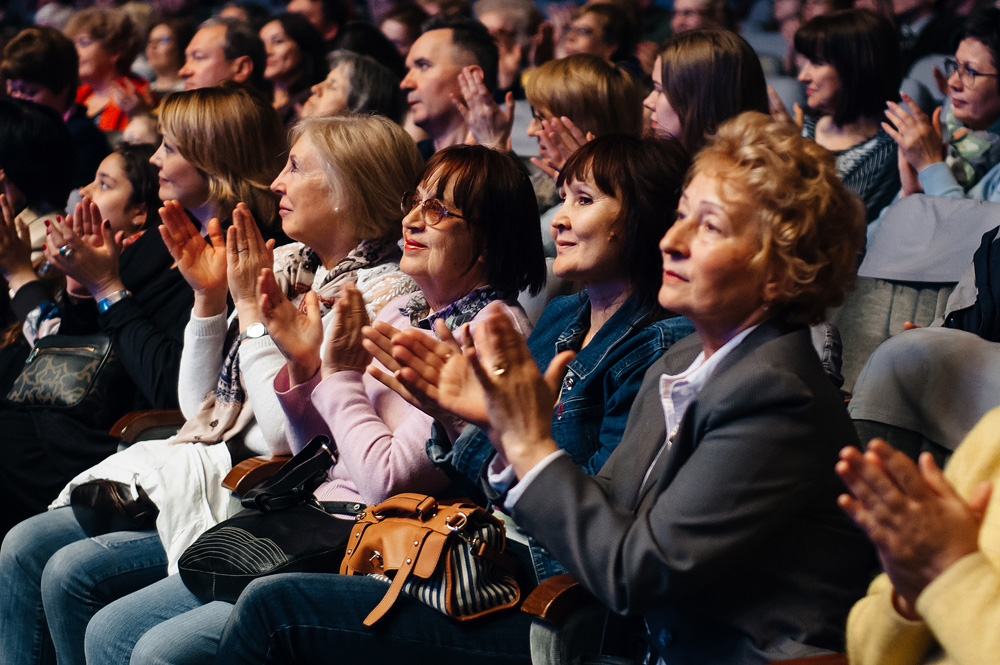 слушатели классической музыки. квартет скрипачек. музыкальный слушатель. фортепианный концерт. музыкальный слушатель.