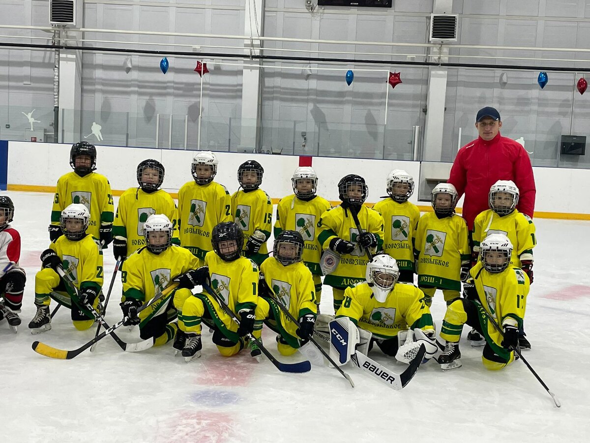    Молодой тренер по хоккею из Саратова, подвинувший в Новозыбкове опытных наставников, оставил через месяц работы служебную квартиру, 57 тысяч рублей зарплаты и уехал восвояси avchernov