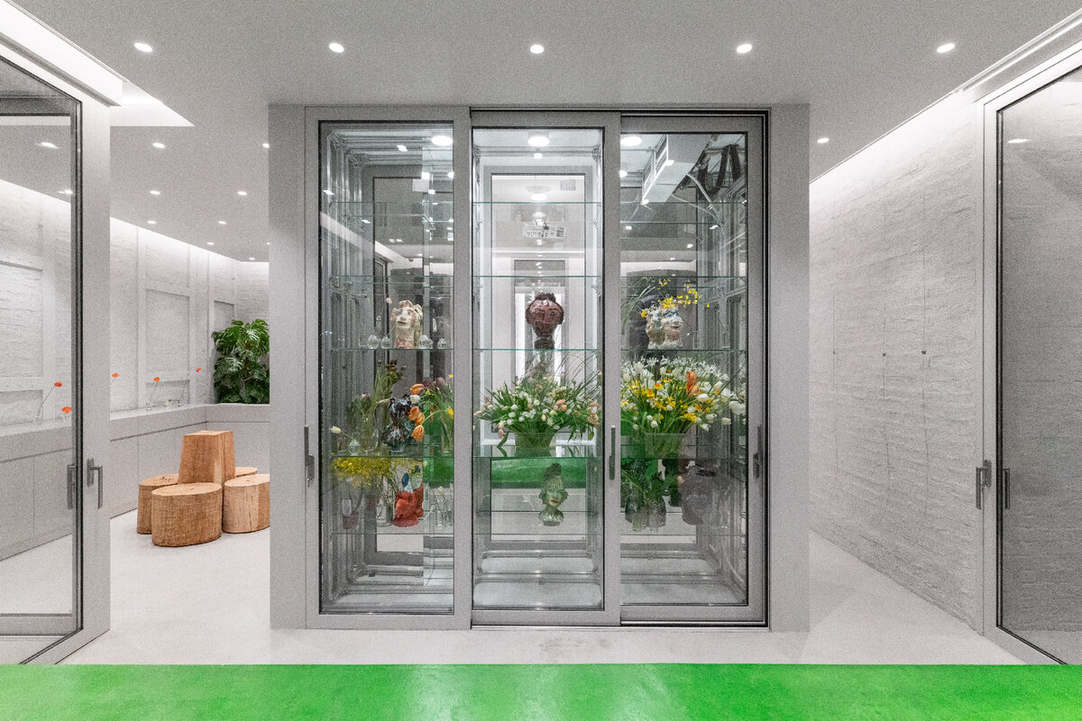 Холодильник с цветами и керамикой Элизабет де Треал де Кинси-Траугот.