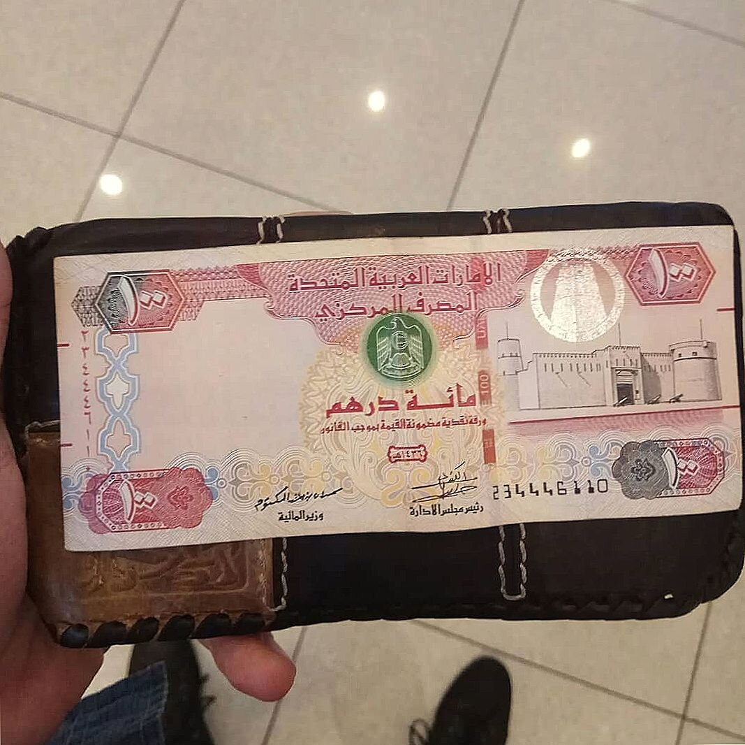 100 арабских дирхам, на момент публикации это почти 2000 рублей
