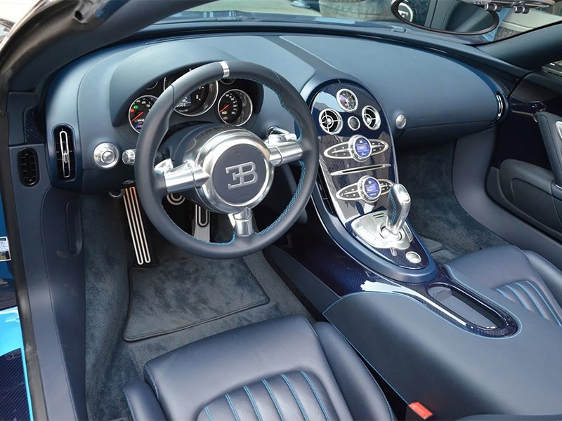  
 Кондиционеры, которые Bugatti устанавливает в свои автомобили, настолько мощные, что их хватило бы на охлаждение типовой европейской трехкомнатной квартиры 
В автомобилях Bugatti установлена настолько мощная система кондиционирования, что она может обслужить квартиру. Любопытно, что за разработку системы отвечала женщина — штатный инженер компании Юлия Лемке, обладатель докторской степени в области технических наук.

Климат-контроль на Bugatti включает два конденсатора, центральный воздушный кондиционер и компрессор. Система выдает поток охлажденного воздуха длиной до 9,5 м. Столь высокая мощность объясняется тем, что Bugatti имеет среднемоторную компоновку и исполинский 8,0-литровый двигатель W16. Расположенный непосредственно за сиденьями ДВС постоянно нагревает салон — ему и «противостоит» невероятно производительный кондиционер.

Одна из основных проблем при разработке системы — учесть индивидуальное ощущение температуры у людей. Европейцы обычно чувствуют себя комфортно между 21 и 22 градусами по Цельсию, в то время как большинство американцев предпочитают микроклимат на несколько градусов ниже. По словам инженера, система должна быстро достигать выбранной температуры, без каких-либо «черновых» режимов.