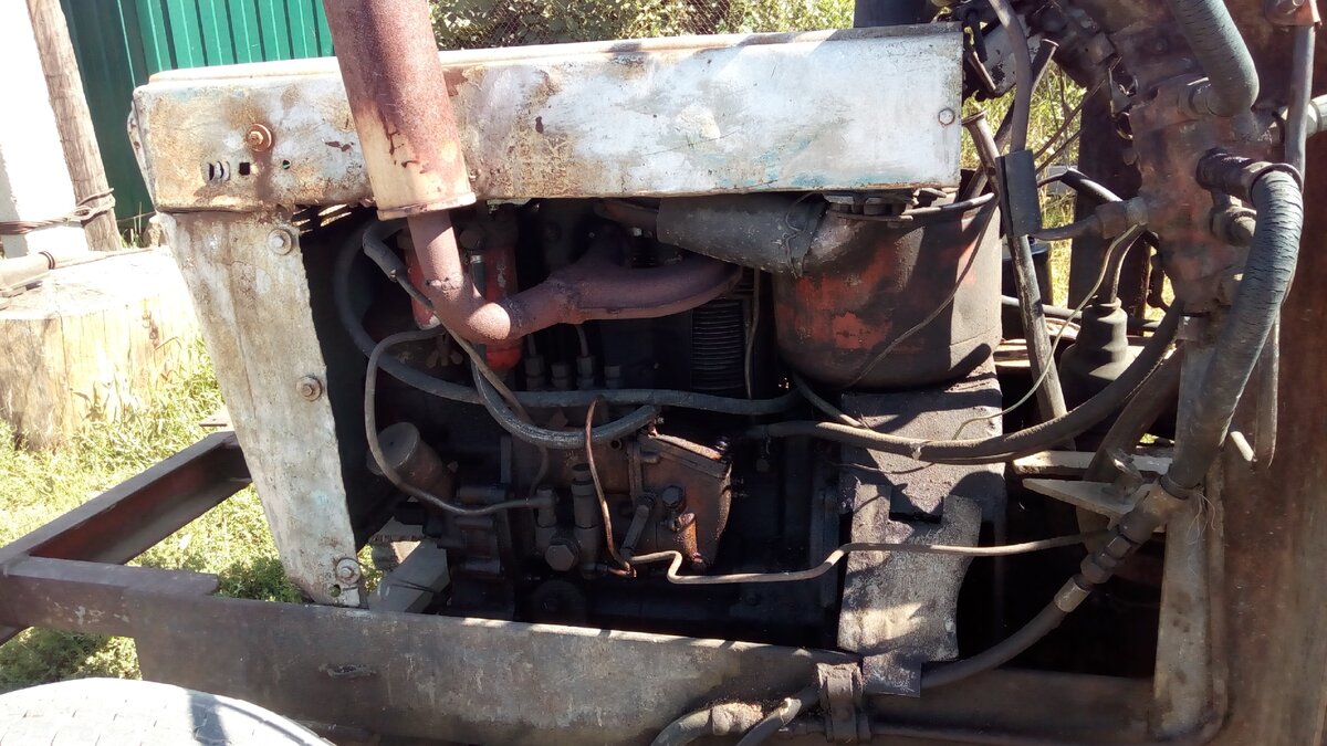 вид на двигатель и топливный насос