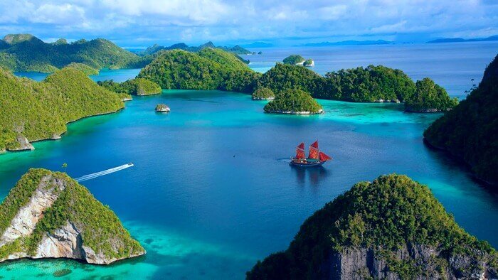 Хотя активный вулкан Агунг угрожает мощным извержением на восточной стороне Бали, незатронутые части острова продолжают процветать. Виллы, отели и спа-павильоны на берегу океана, серфинг, дайвинг и другие водные виды спорта — всем этим славится остров уже многие годы.