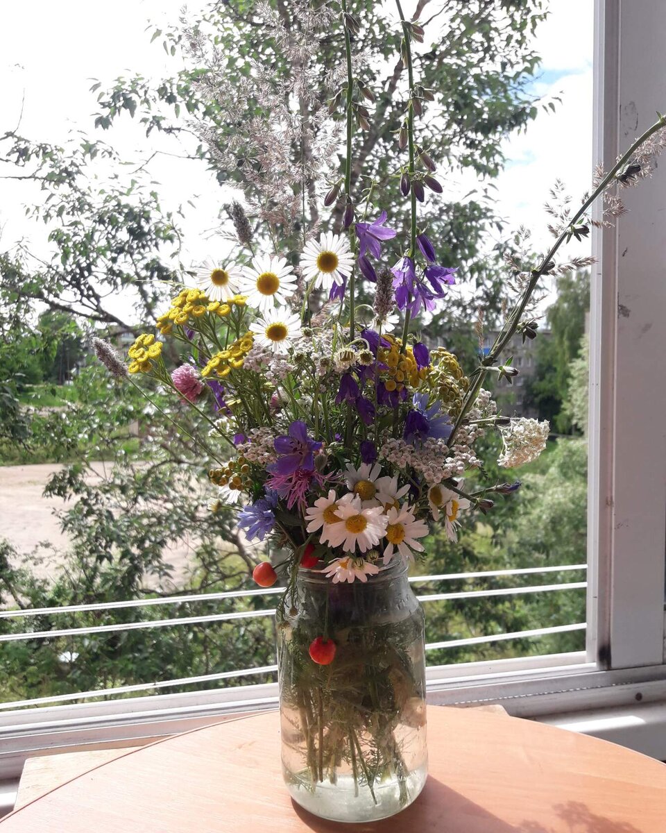 Люблю собирать букеты из простых цветов. Полевых или луговых. Просто и красиво.