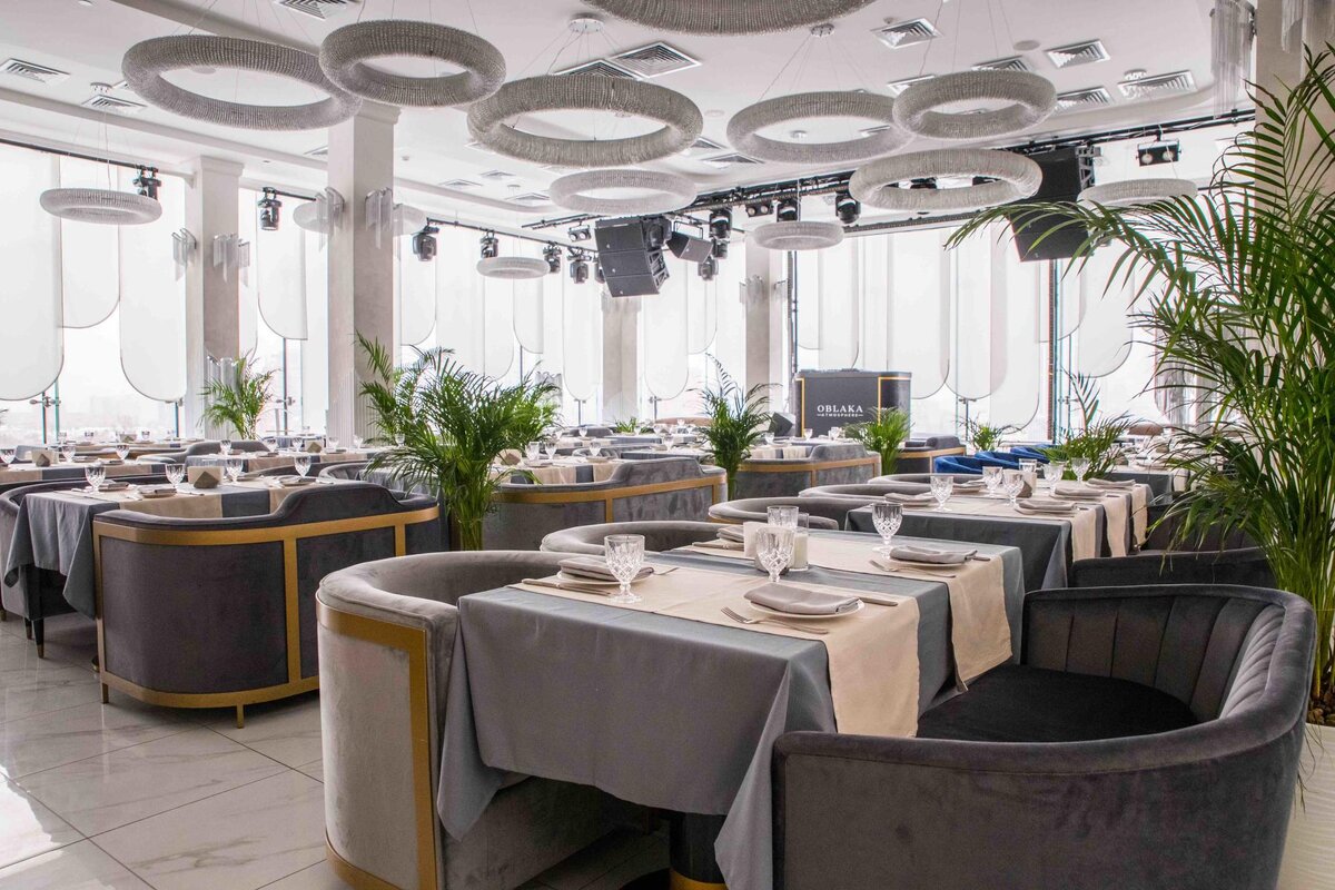«Облака» – это легкая и воздушная гамма в интерьере, средиземноморские блюда с акцентом на греческой кухне, широкий ассортимент морепродуктов, вечерние тусовки в греческом стиле. Ресторан действительно заставляет поверить, что вы магическим образом оказались в Элладе. 