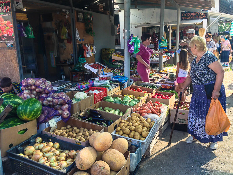 Сегодняшние цены на крымском рынке: персики по 60 рублей, помидоры по 30, кукуруза 10, арбузы дорогие