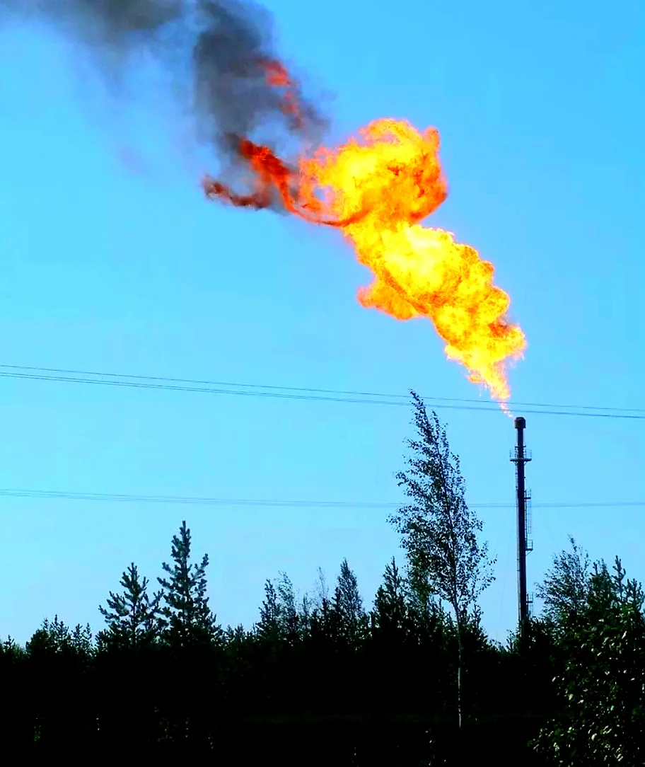 Сжигание нефтяного газа в факелах. Факел сжигания попутного газа. Факел газовый в ХМАО. Попутный нефтяной ГАЗ факел. Факелы газа в Нефтеюганске.