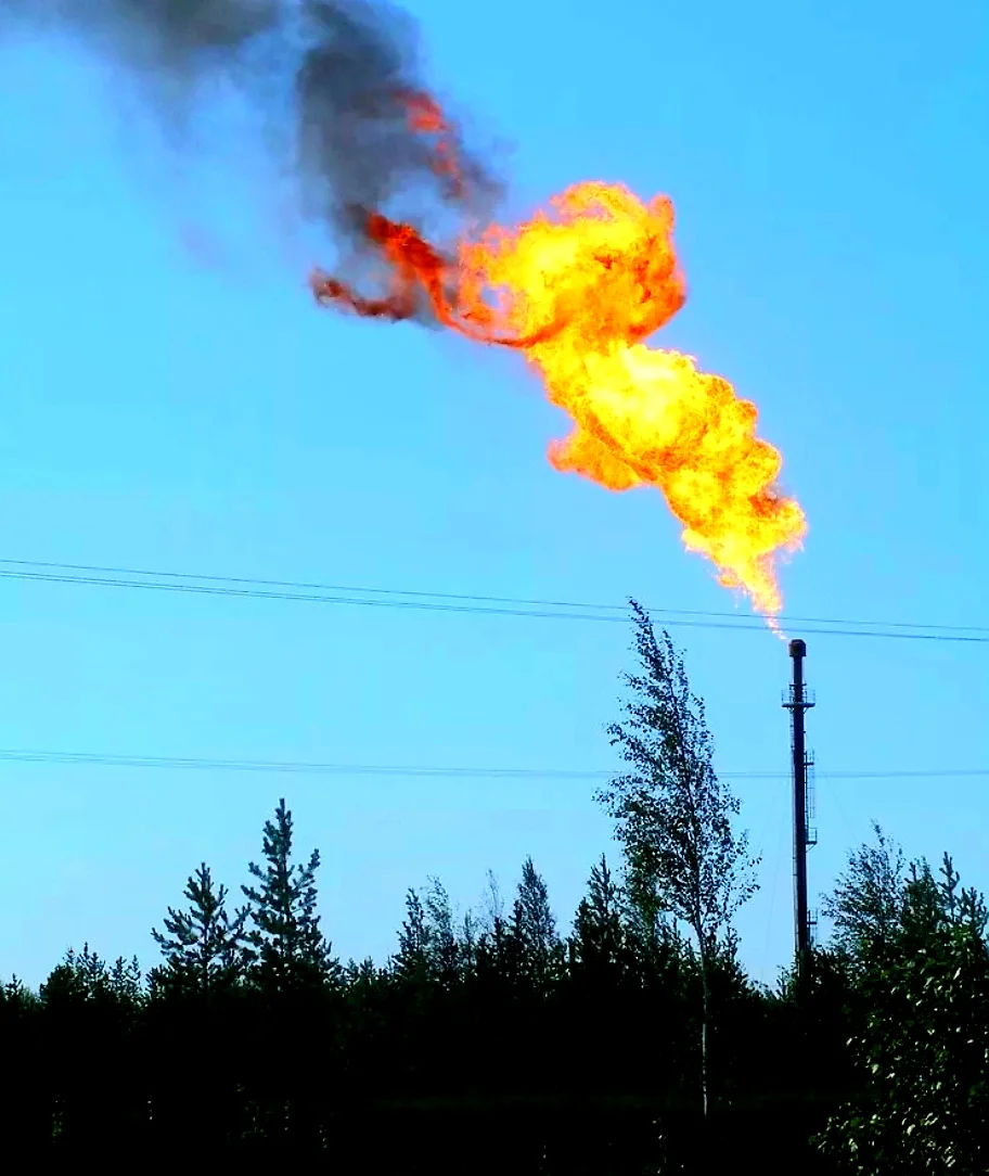 Сжигание воздуха. Факел сжигания попутного газа. Факел газовый в ХМАО. Попутный ГАЗ факел Нижневартовск. Нефтеюганск факел газа.