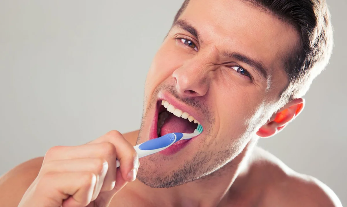 Чистим зубы перед сном. Чистим зубы!. Мужчина с зубной щеткой. Мужчина с щуберй щёткой. Человек чистит зубы.