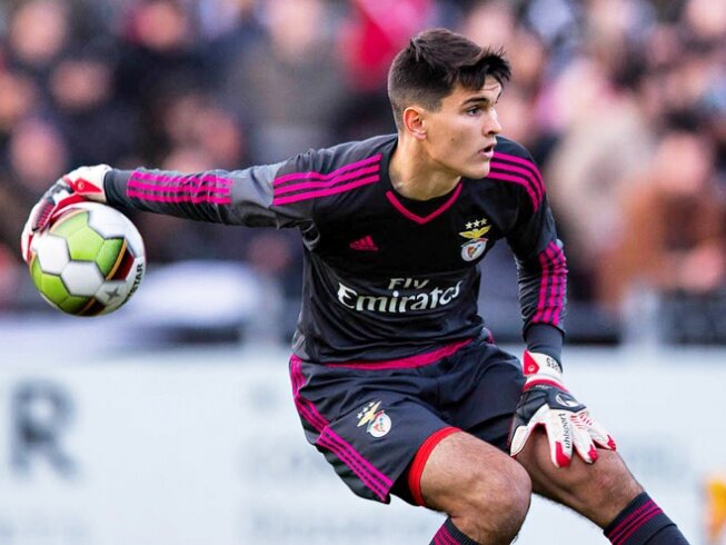 Иван Злобин перешёл из португальской "Бенфики"🔴⚪️ в команду из этого же чемпионата "Фамаликан". Эта команда будет играть свой второй сезон в Примейре, первый же сезон они провели крайне удачно остановившись лишь в шаге от места в еврокубках🏆. Иван же не смог выиграть конкуренцию у основного голкипера "орлов"🦅 Одиссеаса Влаходимаса и стороны решили, что трансфер будет идеальным продолжение карьеры для Ивана. Злобин оценивается в 1.2 миллиона евро💶, за Бенфику Иван провёл 7🎖 матчей. Болельщики "Фамаликан" выразили своё мнение по этому поводу💬: