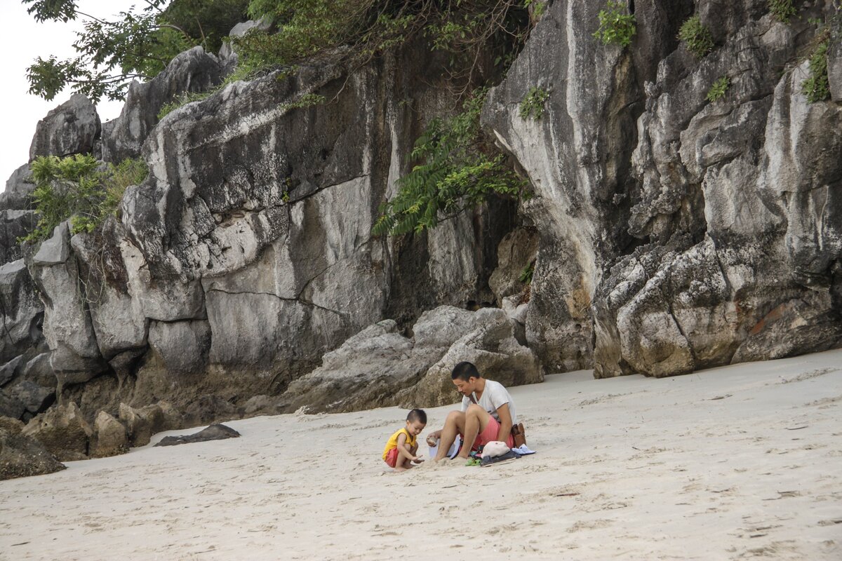 Один из пляжей в бухте Халонг