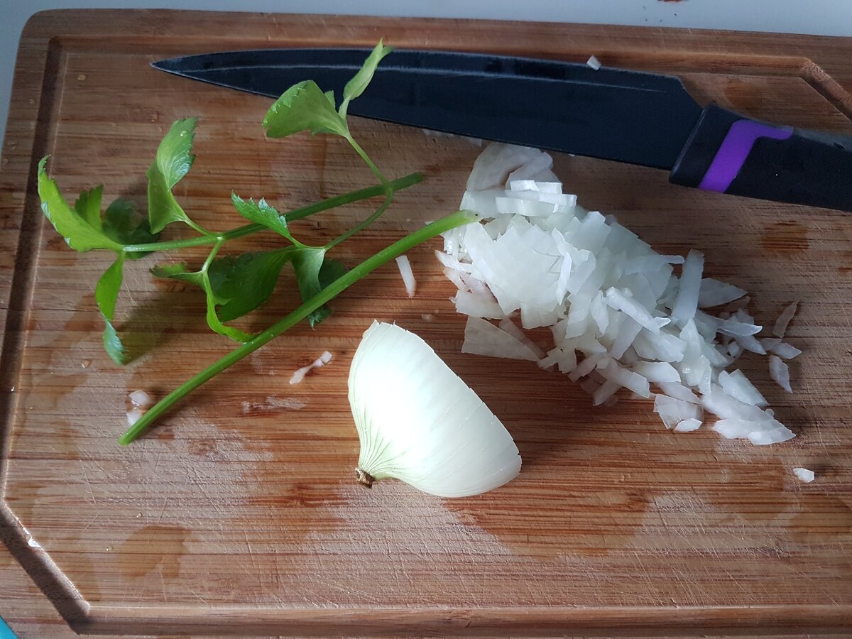 Пока лапша "доходит до кондиции", нарезаем лук и сельдерей. Фото автора