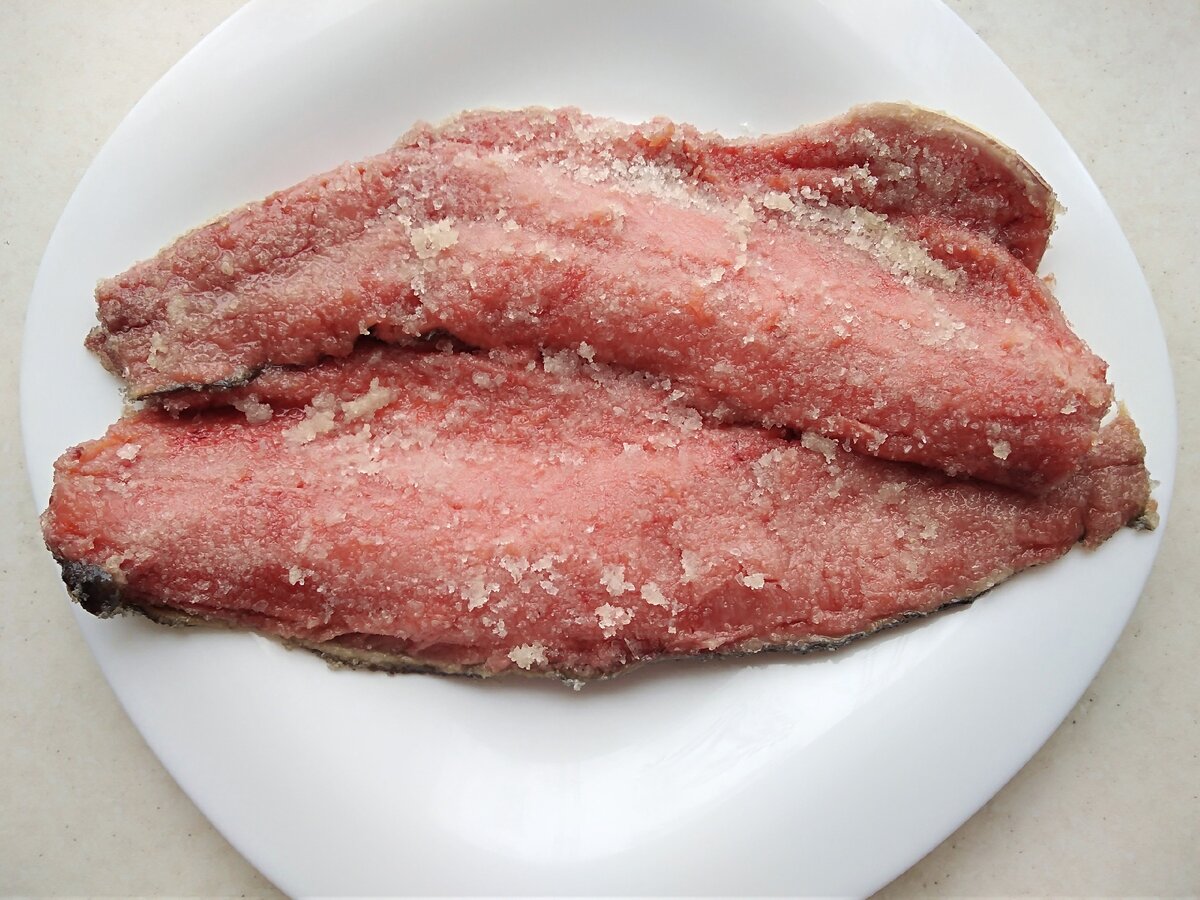 Филе горбуши смазываем солью и сахаром. 