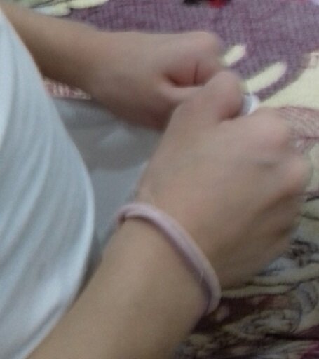 Дочка всё время держалась за резинку от колготок, думая, что они с неё упадут