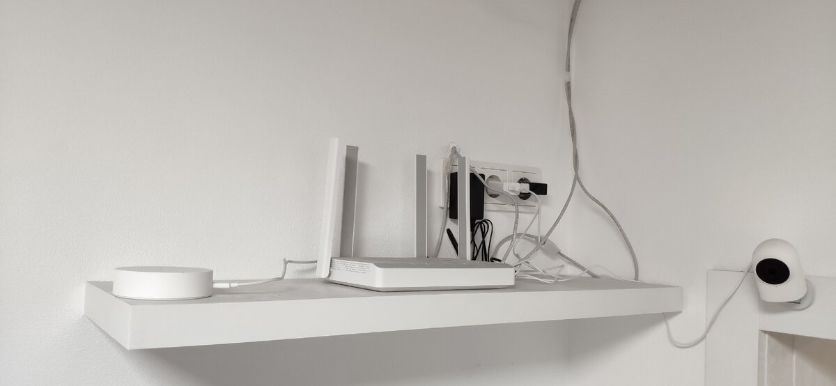 Центр умного дома. Роутер Keenetic Ultra на котором все устройства и 2 шлюза для устройств ZigBee и Bluetooth mesh.