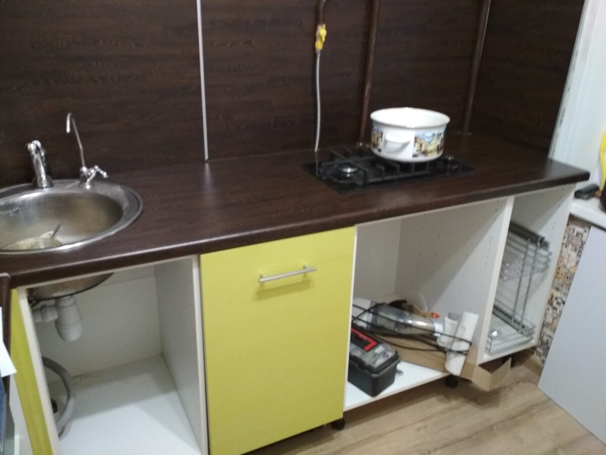 Варочная поверхность во время установки. 