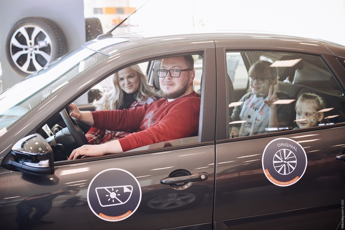 Мужчина за новым автомобилем LADA