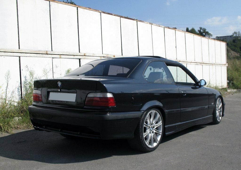 Чёрная купе Е36 по прежнему привлекает взгляды прохожих