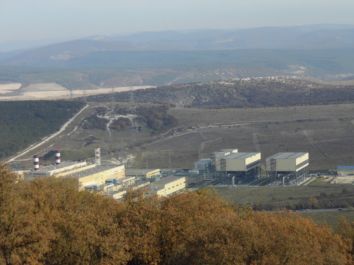 С высоты Сапун-горы открываются великолепные осенние виды на Балаклавскую долину. (смотри галерею).