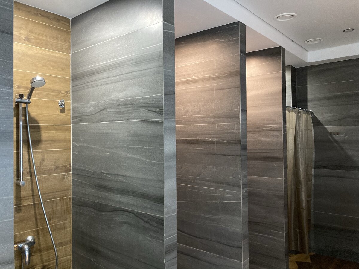 разделки идеально чистые, душевые тоже. Ни плесени, ни мусора. 