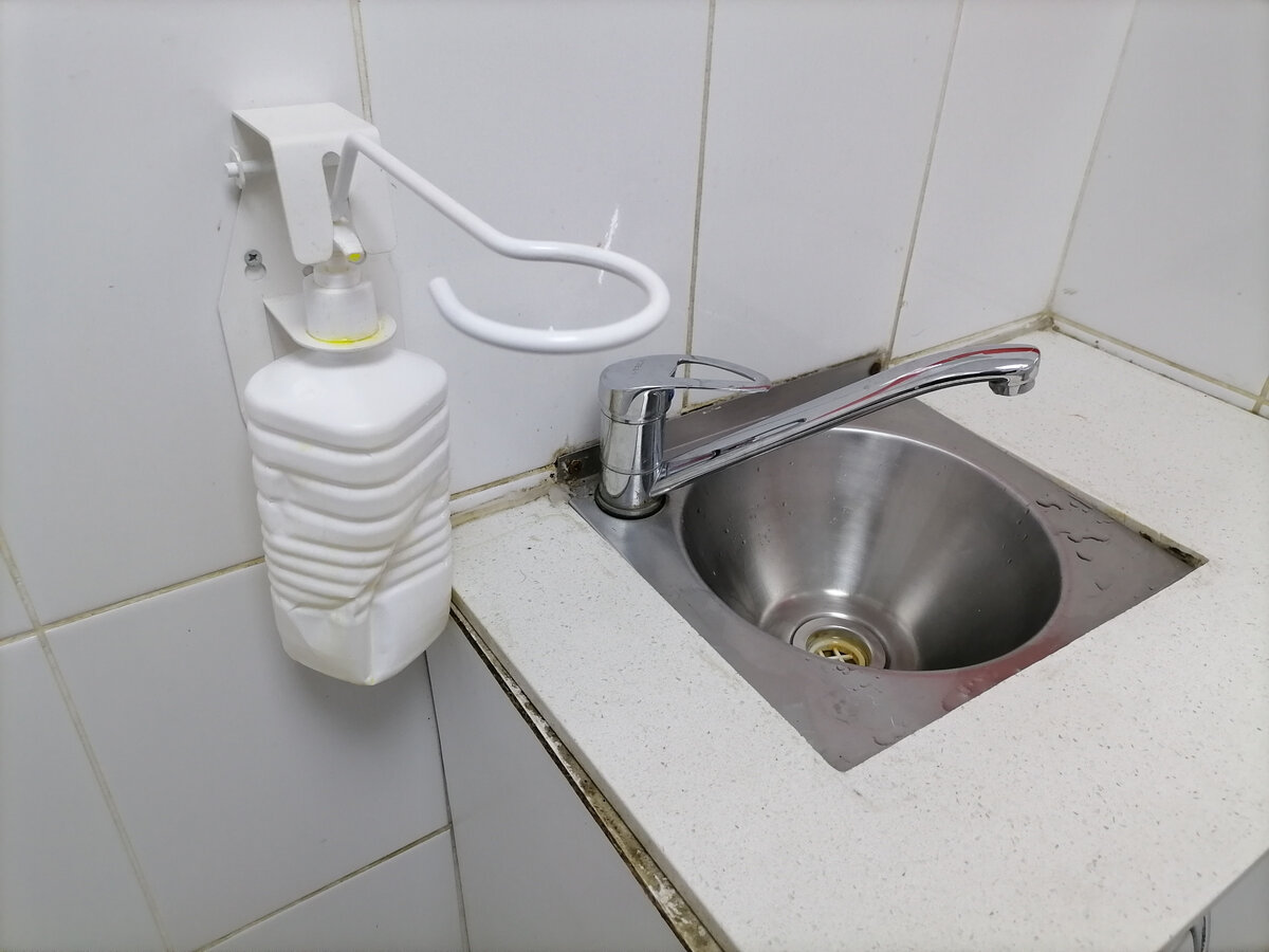 Аттракцион мытья рук в терминале Вторая Речка (собственное фото). 