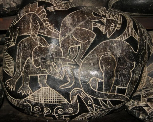 Один из камней Ики с изображением нескольких видов динозавров