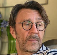 Сергей Шнуров
Музыкант, бывший лидер группы «Ленинград»— Бедствуете с тетей Лерой? Из ботвы готовим каши? Бересту уже едим?