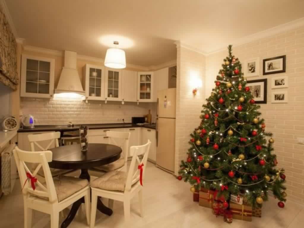 Прекрасно, что елочные рождественские обычаи прижились не только в Германии, но и распространились по всему миру. Подарки принято оставлять под зеленым новогодним деревом и от Деда Мороза, и от Санта Клауса