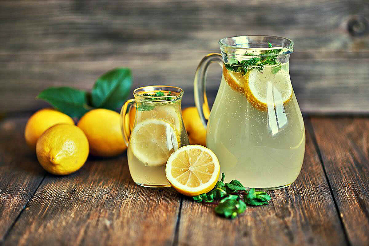 Лимонный напиток. Лимонный лимонад. Напиток Lemon лимонад. Лимонад "лимонный" 1л. Лимонад в графине.