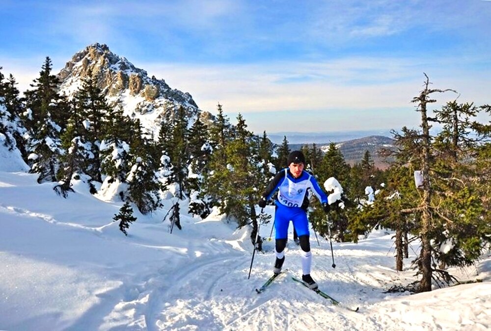 Участники "Лыжни за облака" каждый год неизменно оказываются посреди самой настоящей зимней сказки. Автор этих строк несколько лет назад попал в объектив Александра Резника (https://vk.com/id152138160) на перевале за Откликным гребнем