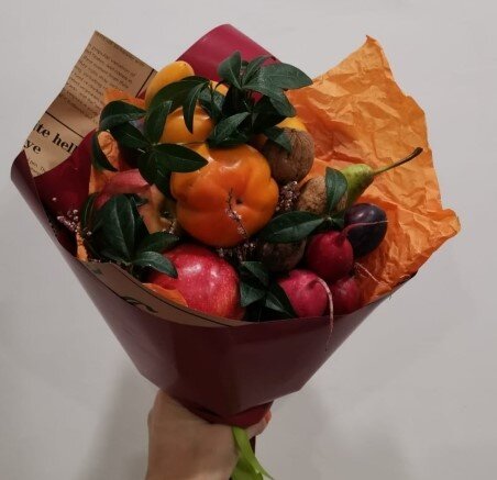 Букет с редисом, перцем, яблоками и грушей из нашей мастерской.