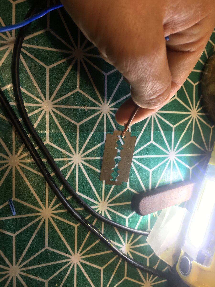 Кипятильник из лезвий и кабеля своими руками