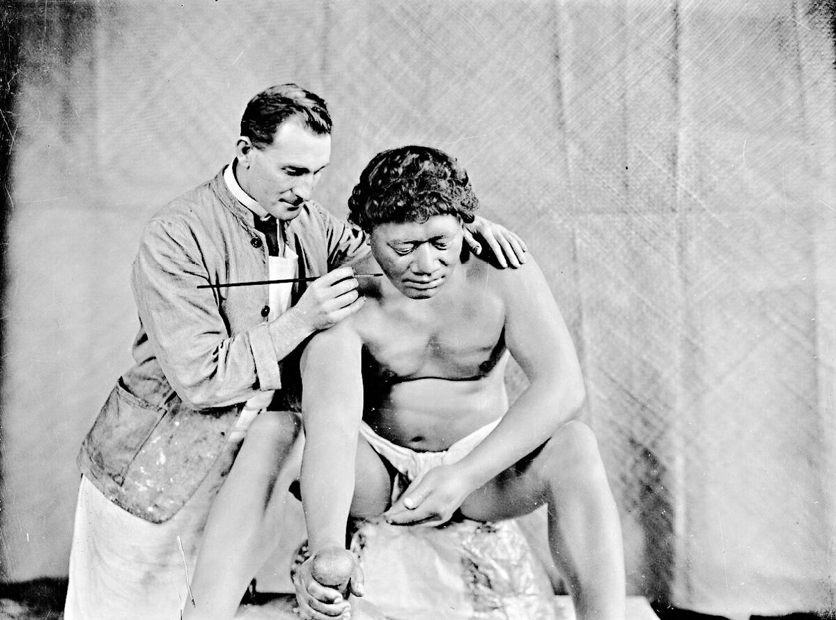 Мужчина раскрашивает модель предка человека для выставки в Австралийском музее. Сидней, 1930 год.