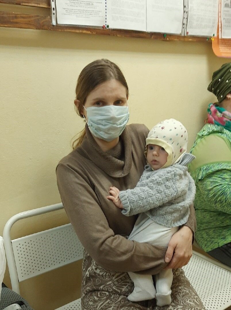 сидим в узком квартирном коридорчике