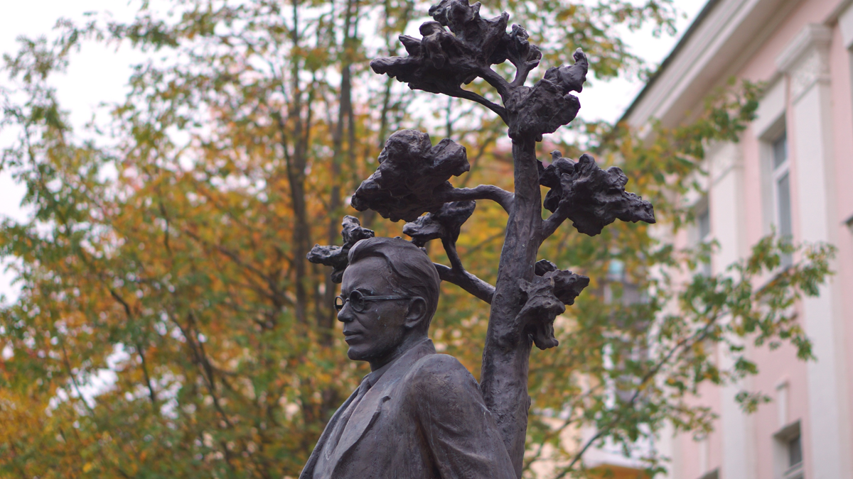 Памятник Михаилу Исаковскому в Смоленске