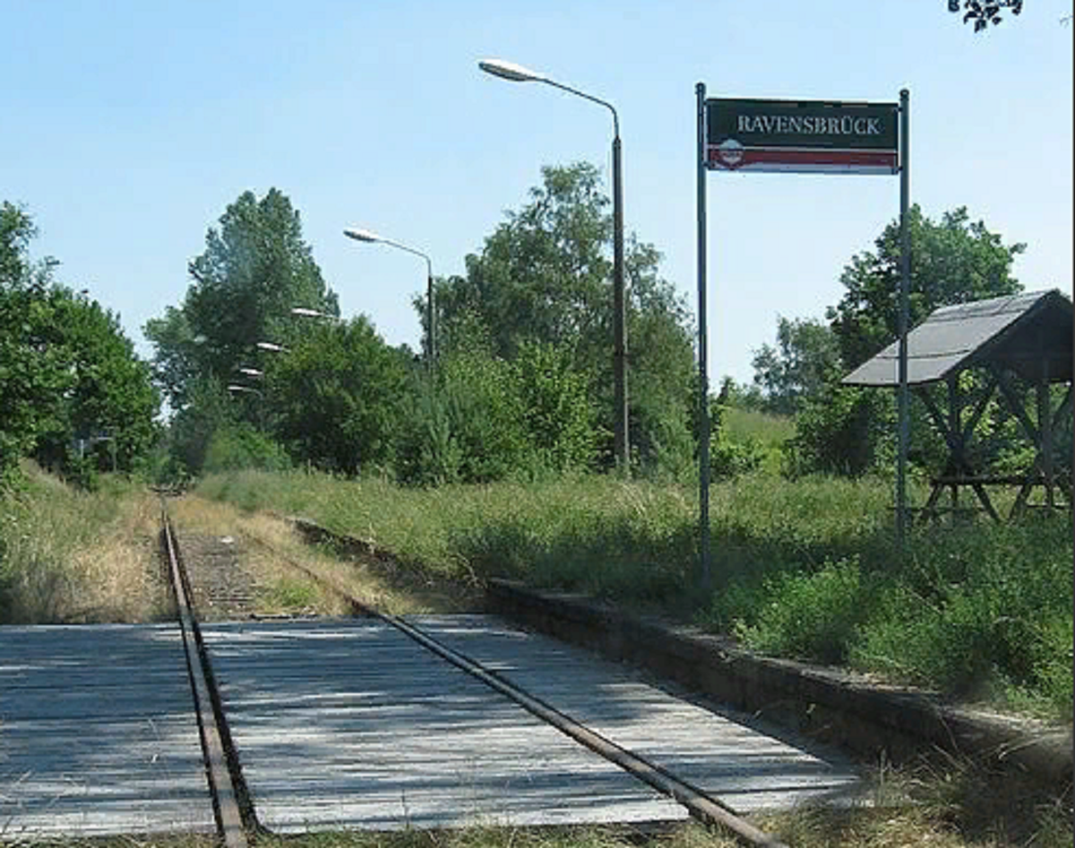 Фото от Юрия Евсютина. Современность. Вывеска поменялась..., а дизельные электрички в 2-3 вагончика уже не ходят.....Место где случилось рассказанное ниже.