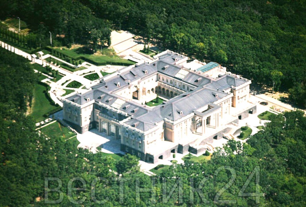 Для президента России Владимира Путина на побережье Черного моря под Геленджиком возведен дворец площадью 17,7 тысячи квадратных метров.