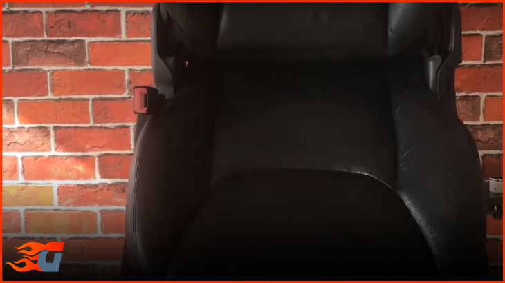 Мастер показал, как восстанавливает порваные кожаные сиденья на авто: видео
