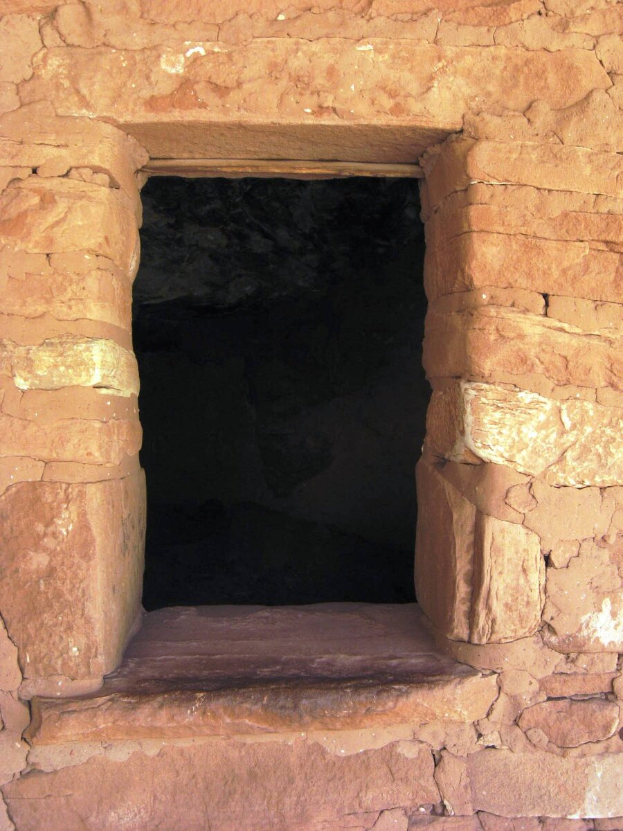 Окно в "Доме в огне". Автор фото: Allison. Источник: https://utahscanyoncountry.wordpress.com/2012/04/25/house-on-fire-ruin-south-fork-of-mule-canyon/