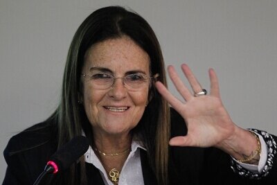  1. Мария дас Грасас Силва Фостер  смогла вырваться из бразильских трущоб и сумела стать первой женщиной-главой Petrobras. 

Свое детство нынешняя глава бразильского нефтяного гиганта Petrobras провела в очень бедном районе Morro do Adeus. Ее отец был алкоголиком, а мать постоянно работала. Для того, чтобы хотя бы немного заработать, Фостер собирала макулатуру и алюминиевые банки. Ее карьера началась с самого низа. В 1978 году в Petrobras она начала работать стажером. Преодолев все возможные барьеры, она смогла стать первой женщиной, возглавившей подразделение по разработке месторождений. Благодаря ее упорству и труду Фостер дали прозвище Caveirao – что означает бронированный полицейский автомобиль, который следит за порядком в трущобах. В феврале Фостер стала первой женщиной, которая возглавила Petrobras.

