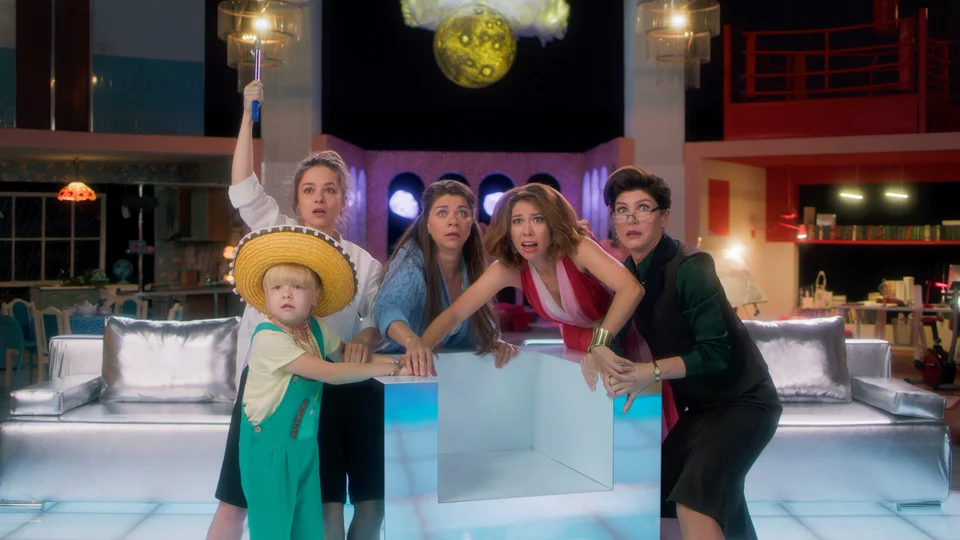 Личности Насти слева направо: Бусинка, Сестра, Хозяюшка, Богиня и Алла Кирилловна