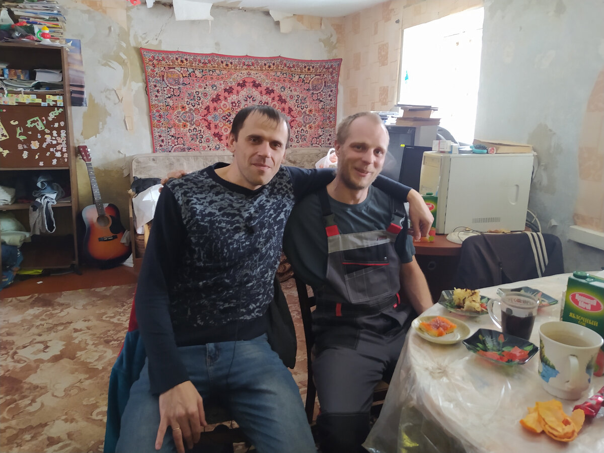 На фото я с отцом семейства, наше знакомство уже давно переросло в дружбу.