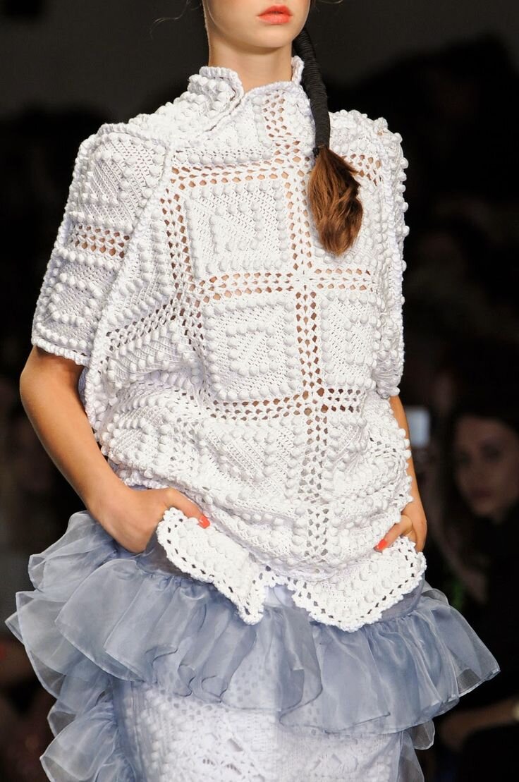 Вновь на подиумах всего мира можно любоваться моделями, уютно закутавшимися в вязаные вещи. Вязаная одежда, прочно ассоциирующаяся у нас с теплом и уютом, никогда надолго не пропадает из поля зрения модных дизайнеров. Сезон 2021 – не исключение.  