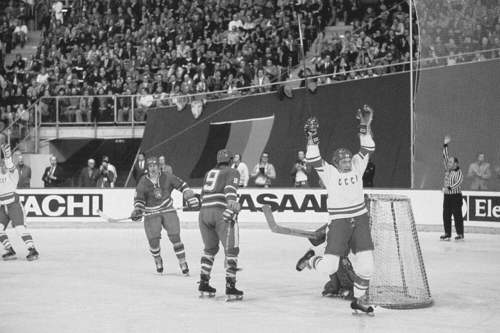 девушки 1975 года. 13 апреля 1975 год. виа ссср поющие гитары. директор дворца ижсталь 1982-1986. 13 апреля 1975 год.