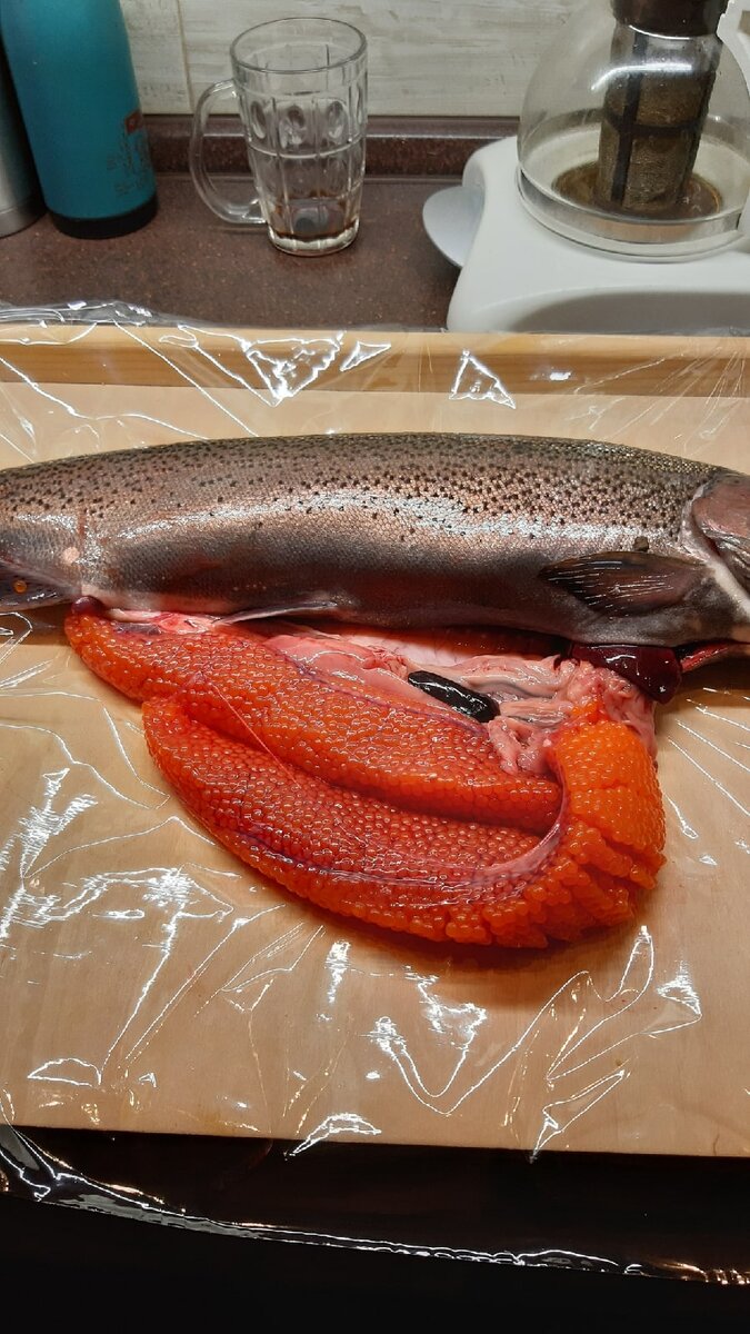 Такой форелью мы торговали в декабре. С икрой внутри. Фото нашего покупателя