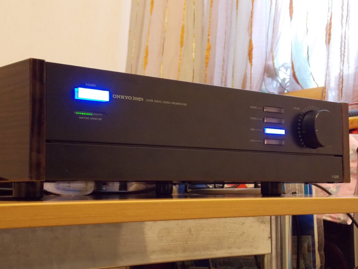 Onkyo Integra P-3090, или версия для внутреннего японского рынка Onkyo Integra P-309, является штатным предом к топовому оконечнику с большими стрелками Onkyo Integra M-509.